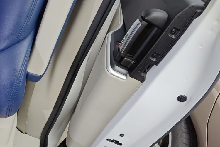 别克GL8 2023款 陆上公务舱 舒适型中控内饰7008