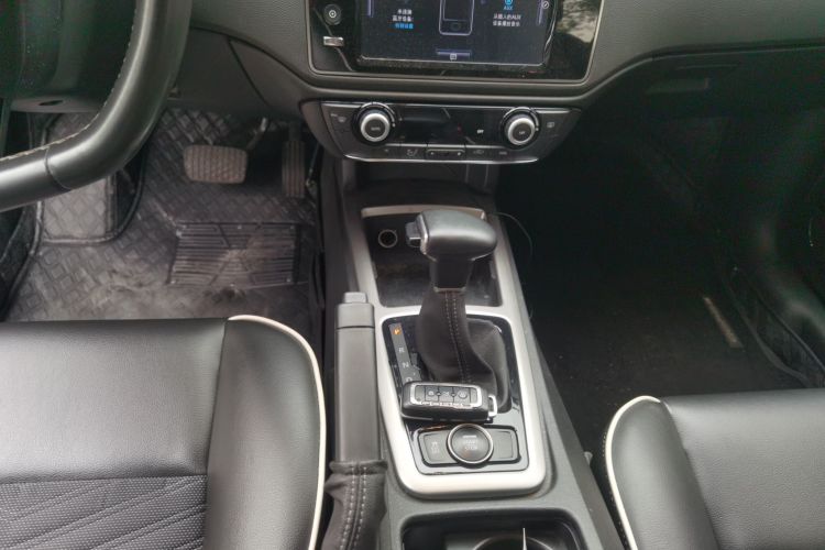 观致3 2016款 两厢 1.6L 自动致悦型中控内饰18