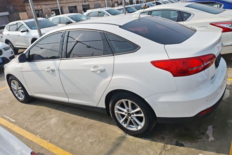 福特 福克斯 2018款 三厢经典 1.6L 自动风尚型智行版车身外观4