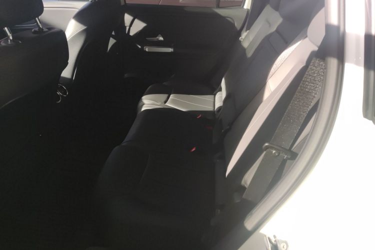 奔驰GLB 2022款 改款 GLB 200 动感型中控内饰21