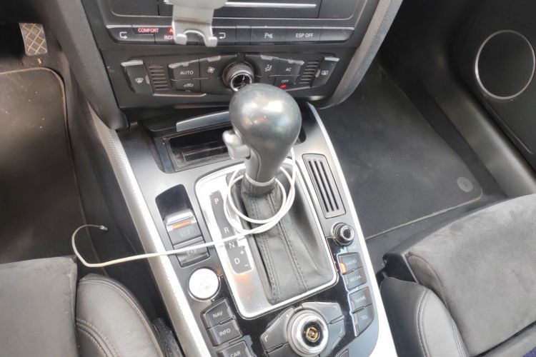 奥迪A4L 2010款 2.0 TFSI 运动型中控内饰18