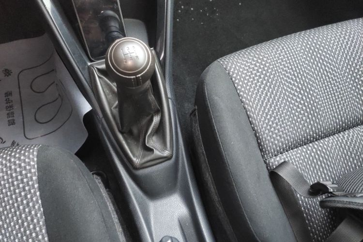 丰田 威驰 2014款 1.5L 手动智臻版中控内饰18