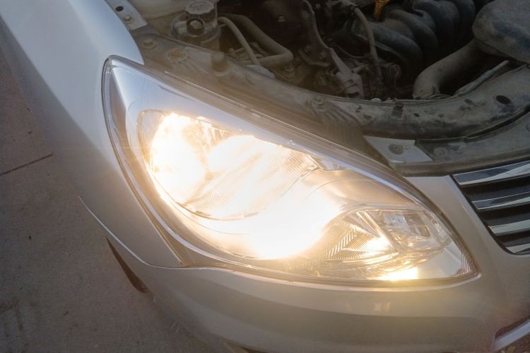 现代 悦动 2011款 1.6L 自动舒适型车身外观8