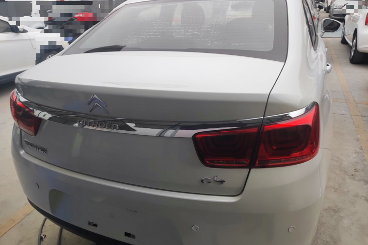 雪铁龙 C4世嘉 2016款 1.6L 自动舒适型车身外观6