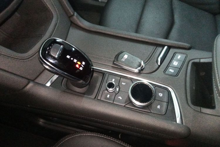 凯迪拉克XT5 2023款 2.0T 四驱尊贵型（至臻版）中控内饰18