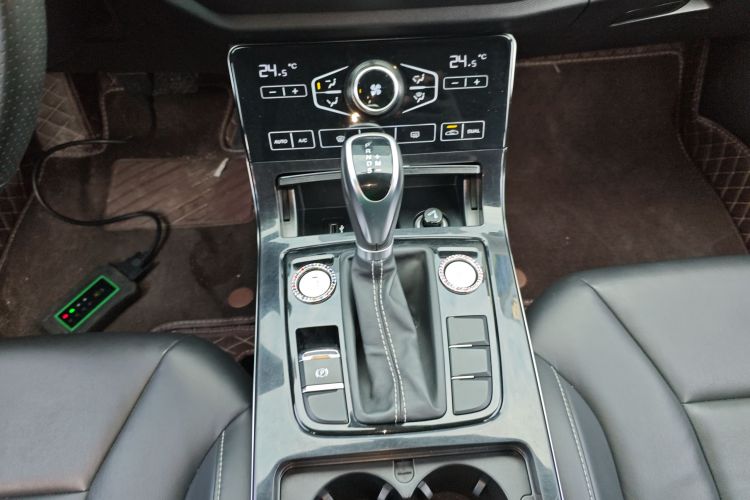 红旗H5 2019款 30TD 型动版中控内饰18