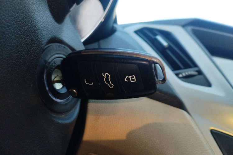 奇瑞 艾瑞泽7 2015款 1.6L 手动致尚版中控内饰11