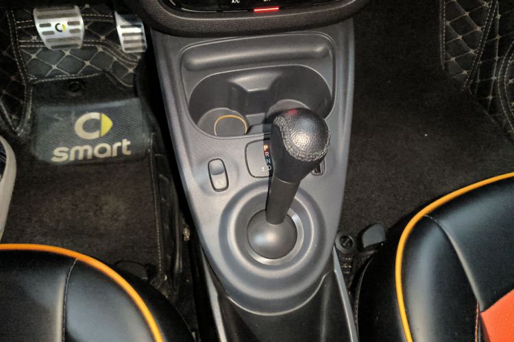 smart fortwo 2018款 1.0L 52千瓦硬顶灵动版 国V中控内饰18
