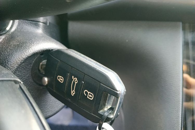 标致3008 2015款 1.6THP 自动经典版中控内饰11