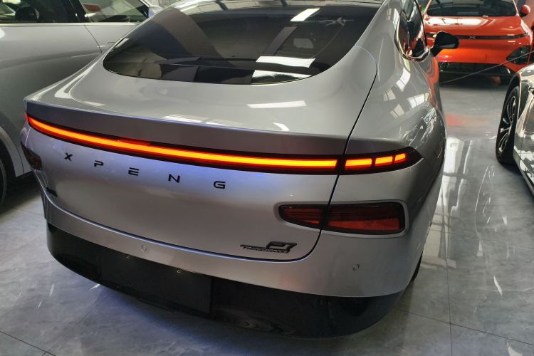 小鹏P7 2023款 P7i 610 Max 性能版车身外观6