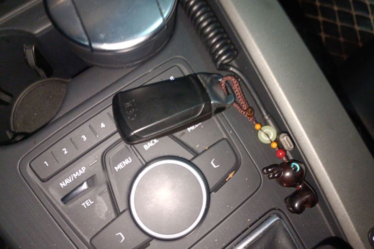 奥迪A4L 2019款 40 TFSI 进取型 国VI中控内饰11