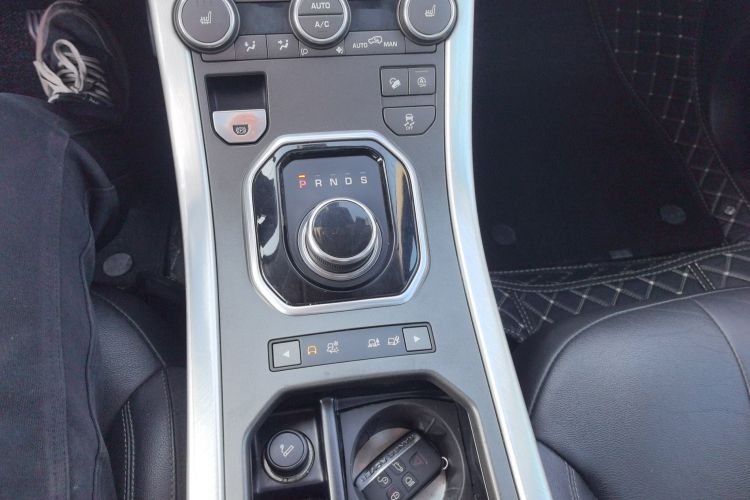 路虎 揽胜极光 2018款 240PS SE 智耀版中控内饰18