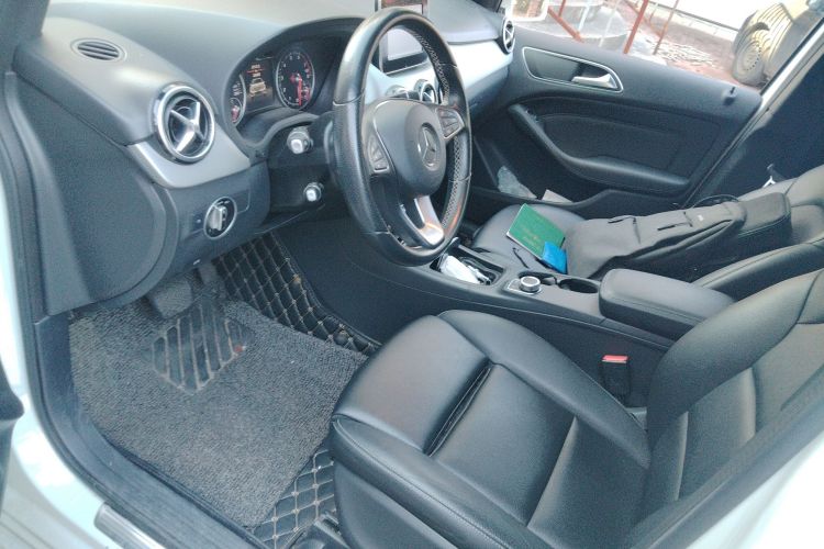 奔驰B级 2015款 B 200 时尚型局部细节19