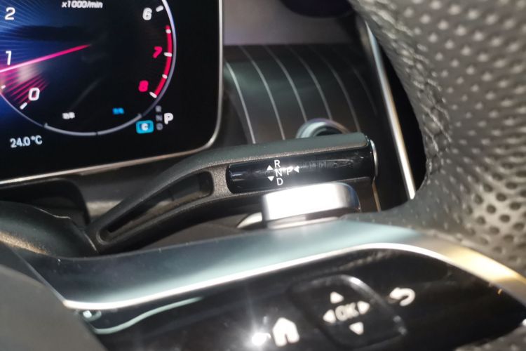 奔驰GLC 2024款 改款 GLC 300 L 4MATIC 动感型 5座中控内饰18