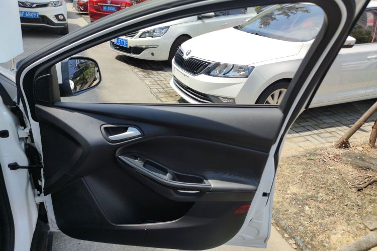 福特 福克斯 2018款 三厢经典 1.6L 自动风尚型智行版中控内饰42