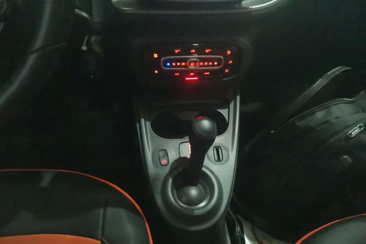 smart forfour 2018款 0.9T 66千瓦先锋版中控内饰18
