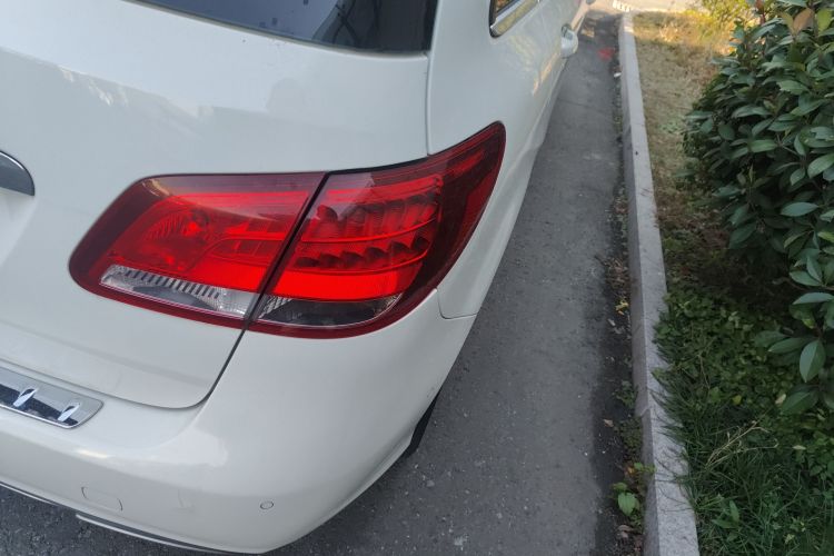 奔驰B级 2015款 B 200 动感型车身外观9