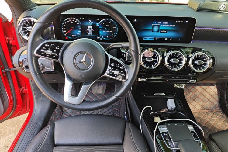 奔驰A级(进口) 2019款 A 200 动感型局部细节13