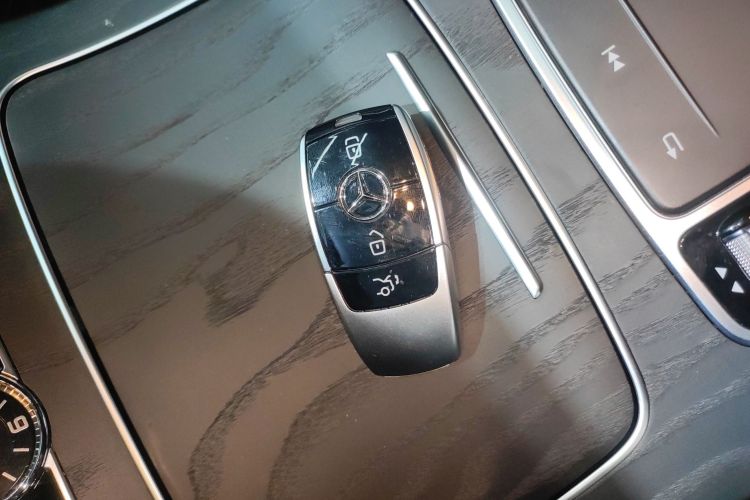 奔驰E级 2019款 改款 E 300 L 运动豪华型中控内饰7001