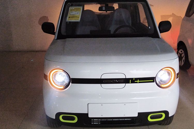 吉利银河 熊猫 2025款 210km 元气熊车身外观2