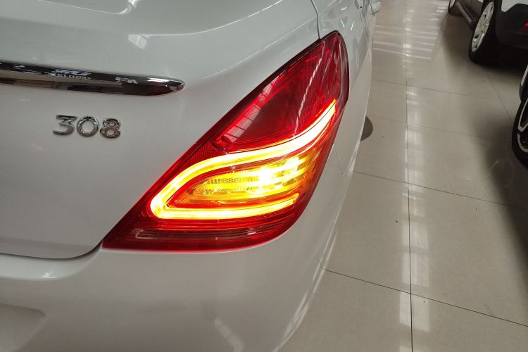 标致308 2014款 乐享版 经典 1.6L 自动优尚型车身外观9
