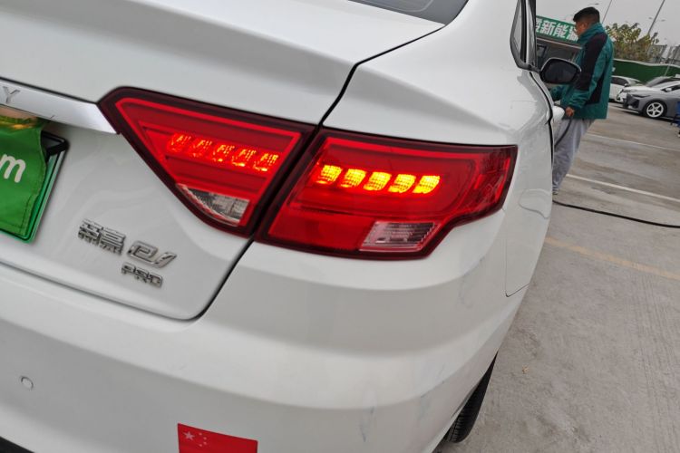 吉利汽车 帝豪新能源 2022款 EV Pro 网约版 磷酸铁锂车身外观9