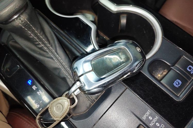 丰田 皇冠陆放 2021款 2.5L HEV四驱精英版中控内饰7001