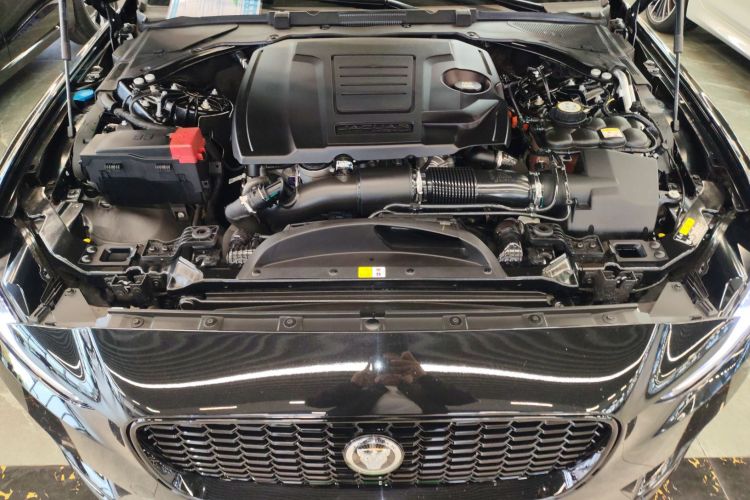 捷豹XEL 2024款 2.0T 250PS R-DYNAMIC S耀黑运动版机舱底盘24