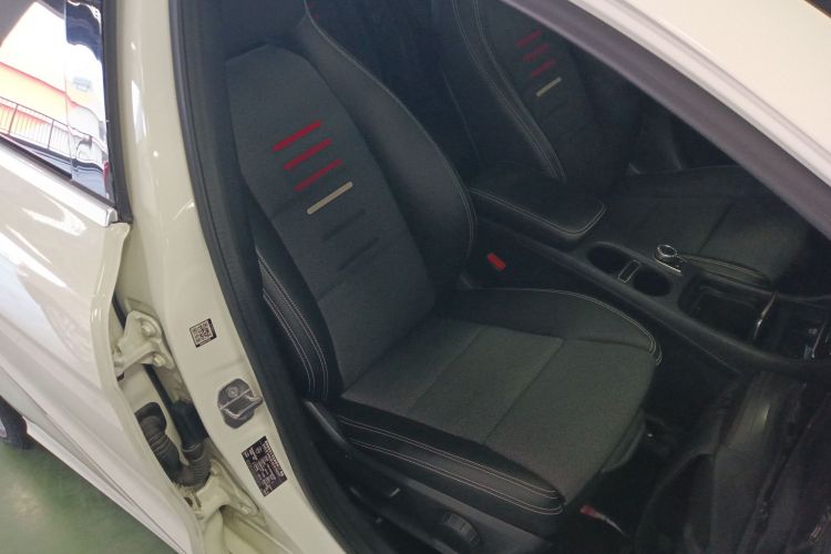 奔驰A级(进口) 2018款 A 200 动感型局部细节41