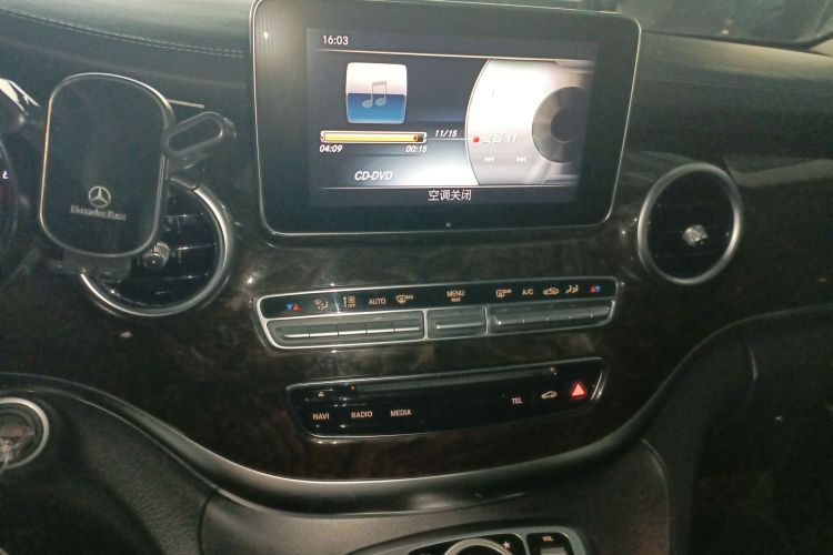 奔驰V级 2018款 V 260 L 尊贵加长版 国VI中控内饰16