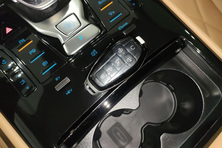 腾势D9 2025款 DM-i 智驾版 1020 四驱旗舰型中控内饰7001