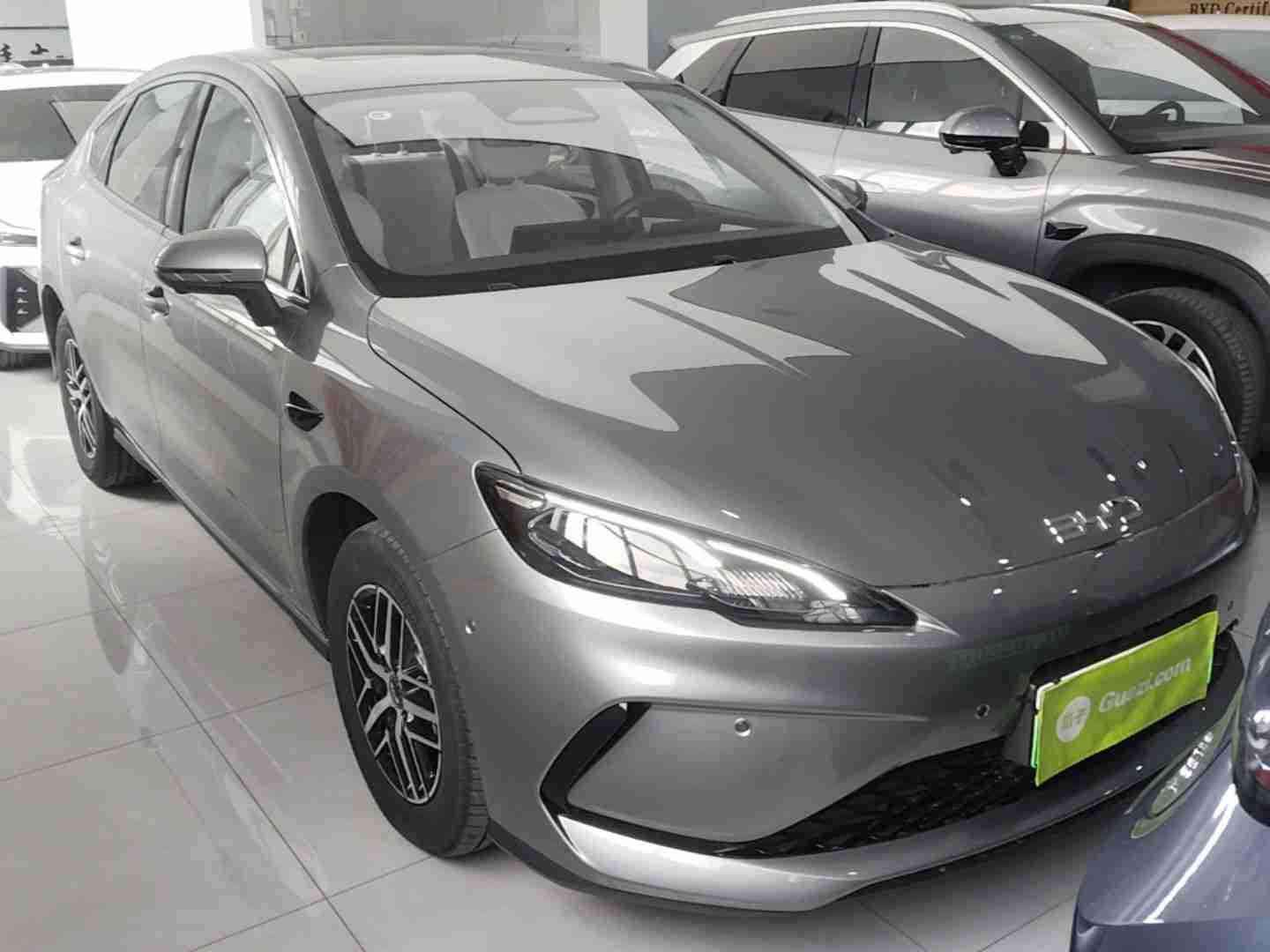 车辆右前45度整体外观