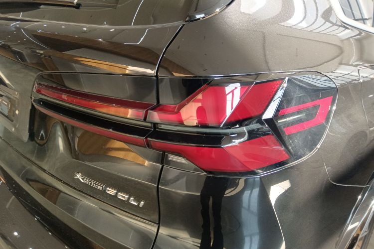 宝马X5 2023款 xDrive 30Li 尊享型M运动套装车身外观9