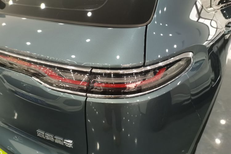 五菱汽车 五菱星云 2023款 2.0L DHT 旗舰版车身外观9