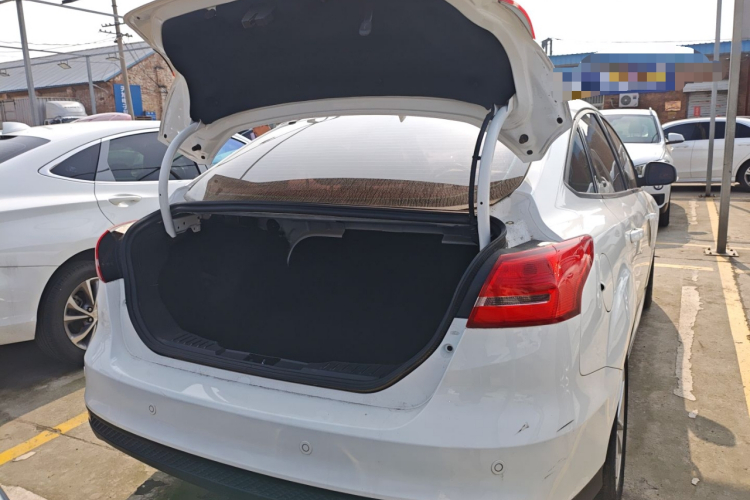 福特 福克斯 2018款 三厢经典 1.6L 自动风尚型智行版机舱底盘23