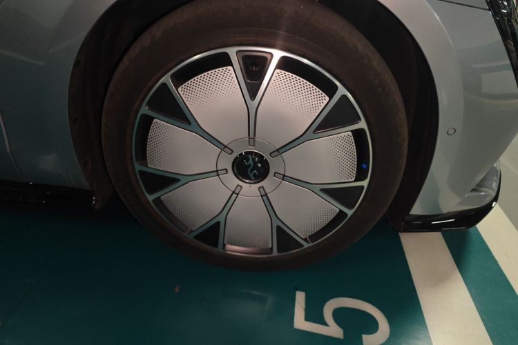 仰望U7 2025款 EV 五座豪华版车身外观10