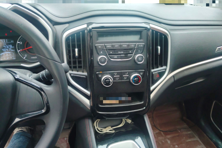 中华V3 2020款 1.6L 手动舒适星空版中控内饰16