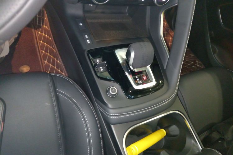 捷豹E-PACE 2024款 耀黑运动版 R-DYNAMIC SE BLACK中控内饰18