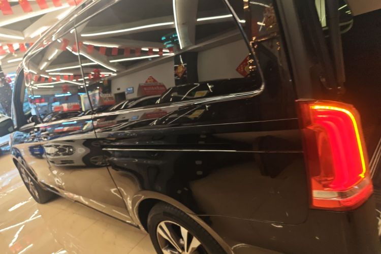 奔驰V级 2018款 V 260 领航版 国V车身外观4