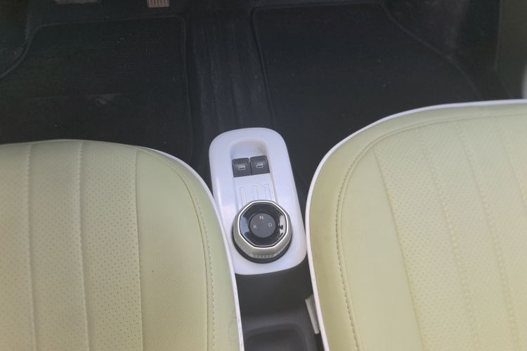 吉利银河 2025款 210km 熊猫卡丁中控内饰18