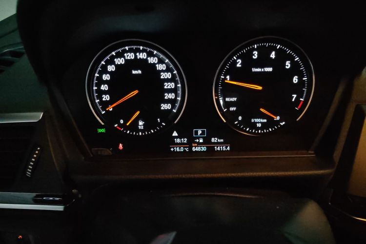 宝马1系 2020款 120i 时尚型中控内饰14