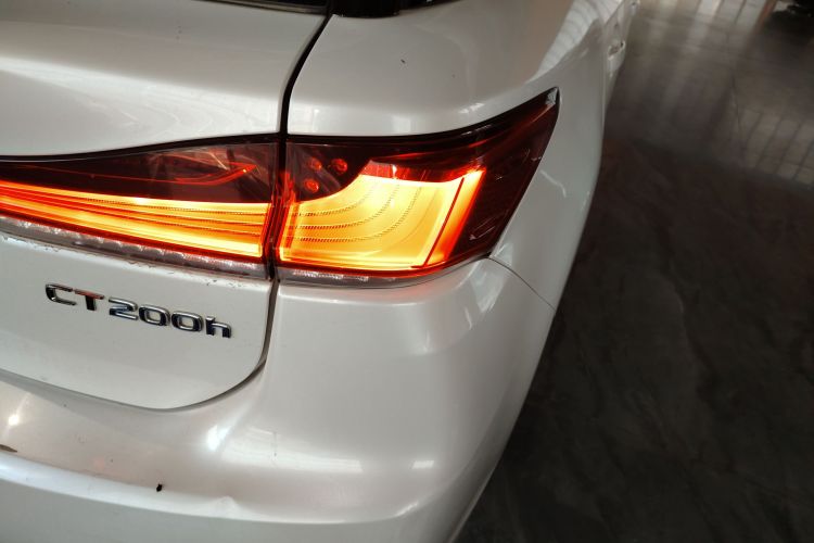 雷克萨斯CT 2017款 CT200h 精英版 单色 国V车身外观9