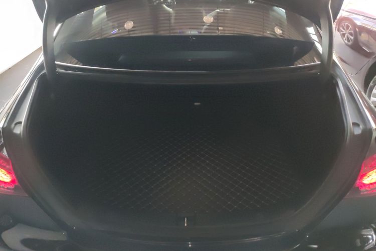 奔驰E级 2023款 改款 E 300 L 运动时尚型局部细节23