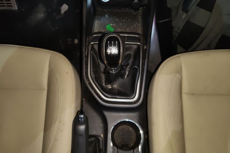 长安 逸动 2016款 1.6L 手动风尚型局部细节18