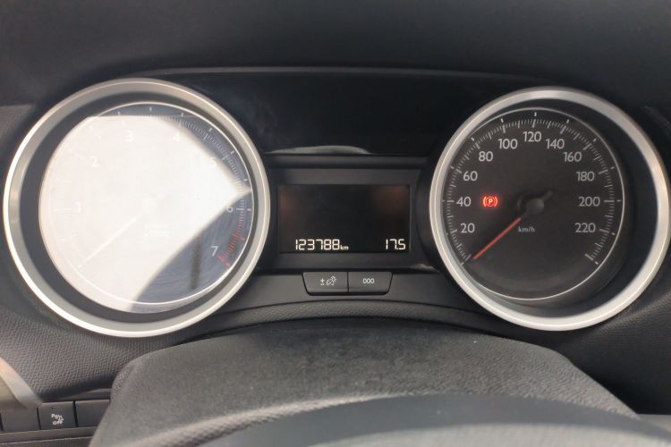 标致408 2014款 1.8L 自动豪华版中控内饰14