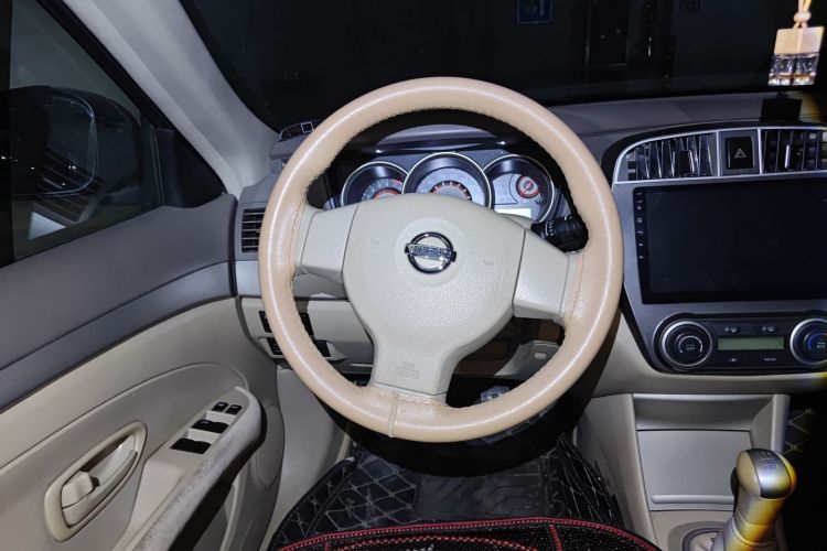 日产 轩逸 2012款 经典 1.6XE 手动舒适版中控内饰13