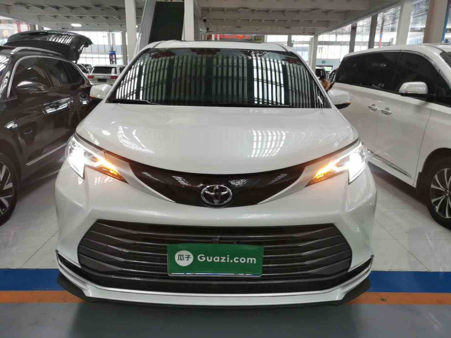 丰田 赛那SIENNA 2024款 2.5L混动 臻享尊贵版(1)