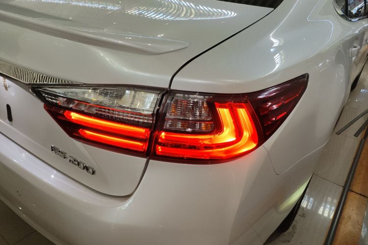 雷克萨斯ES 2015款 200 精英版车身外观9