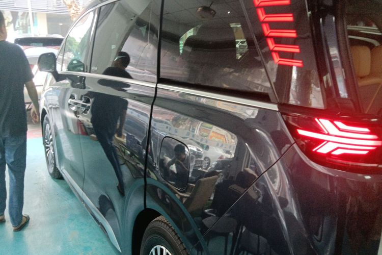 腾势D9 2022款 DM-i 970 四驱尊荣型车身外观4