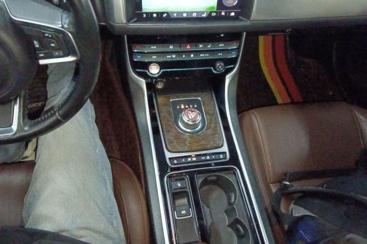 捷豹XFL 2018款 XFL 2.0T 250PS 豪华版局部细节18